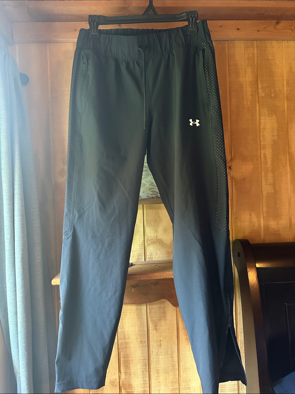 Under Armour womens Black Performance Track Pants 8261.5